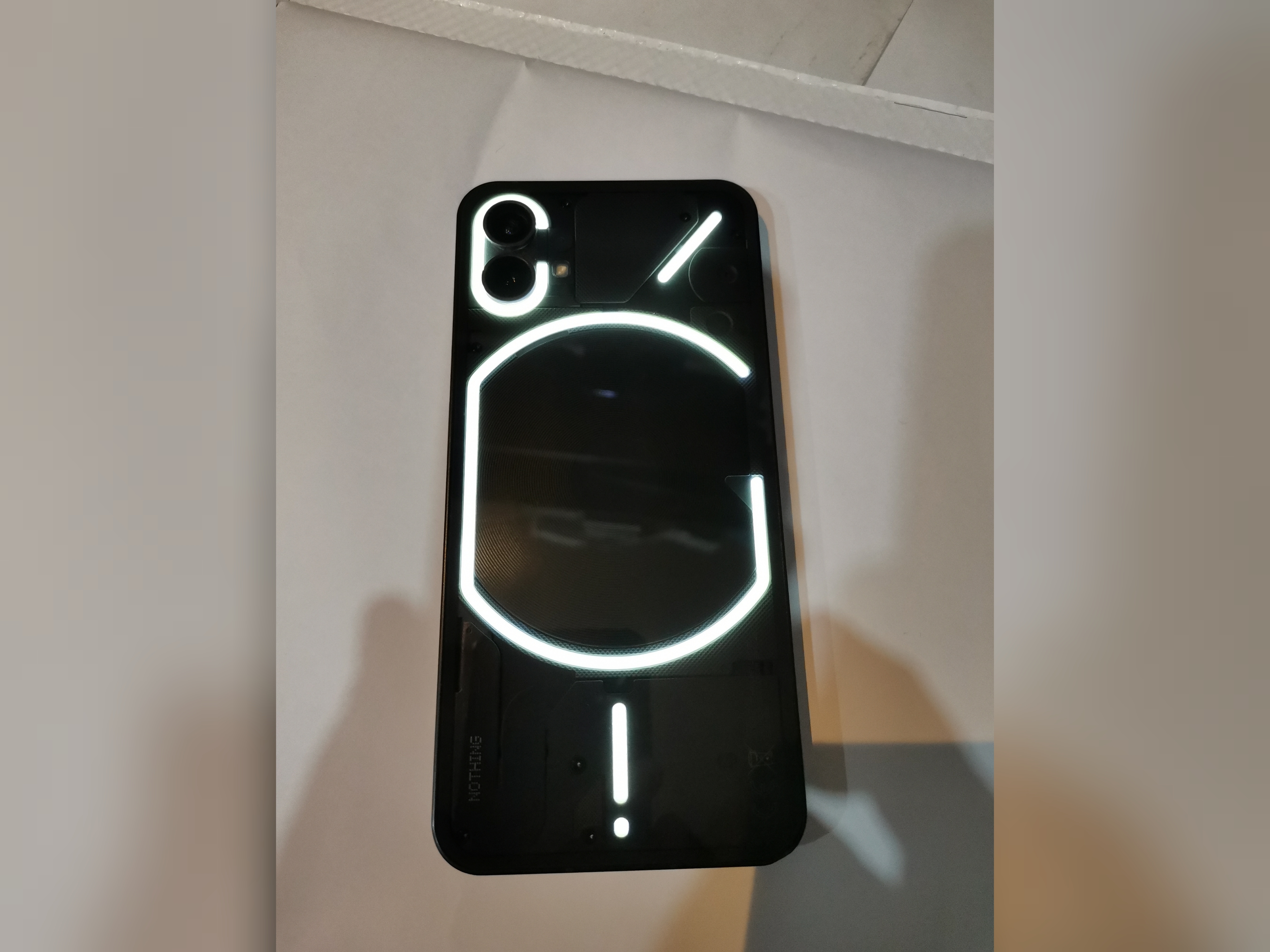 گوشی ناثینگ فون در حد نو NOTHING PHONE (1) رام 8 حافظه 256 اندروید 14 با کارتن و کد مالکیت-مطابق عکس یه خوردگی بسیار جزیی در پایین گوشی-به همرا دو عدد گارد ژله ای و دو عدد گلس