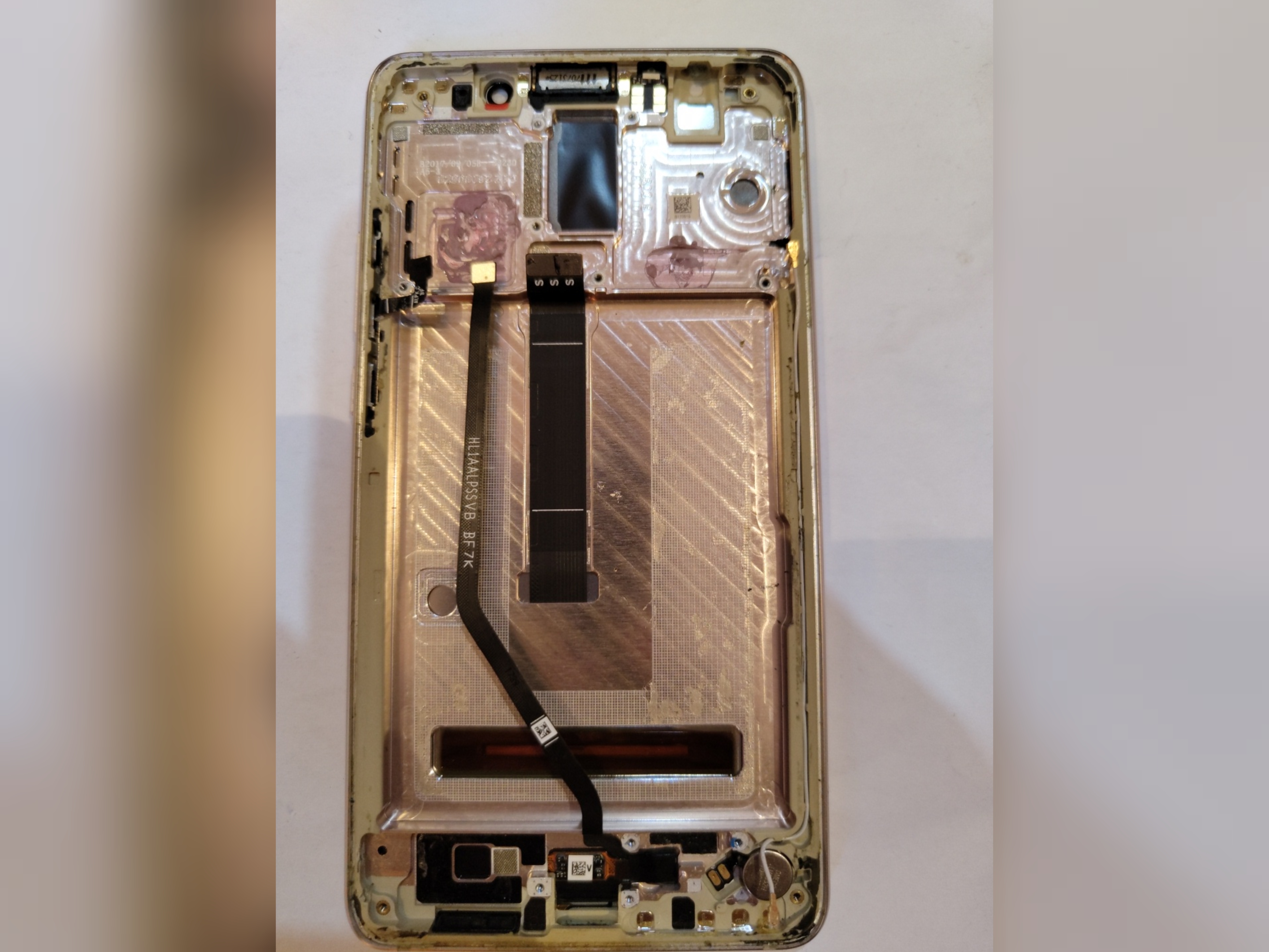ال سی دی میت 10 هواوی HUAWEI MATE 10 با فریم طلایی بدون باطری گلس فنی طبق عکس شکستگی جزیی دارد ال سی دی کاملا سالم