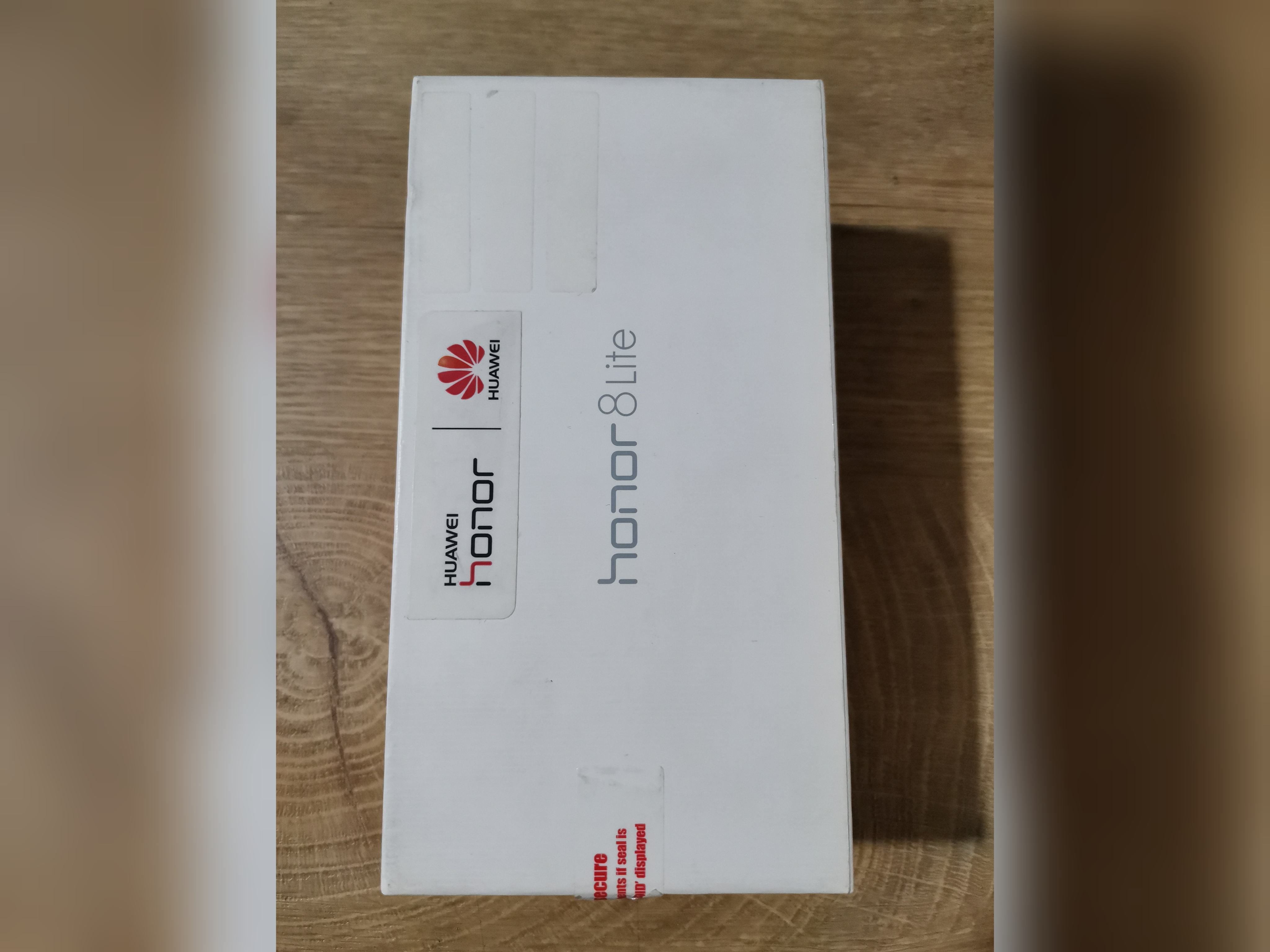 گوشی هانر مدل Honor 8 lite رام 3 حافظه 16 اکبند تو جعبه با کارتن و ریجستر وضعیت سفید