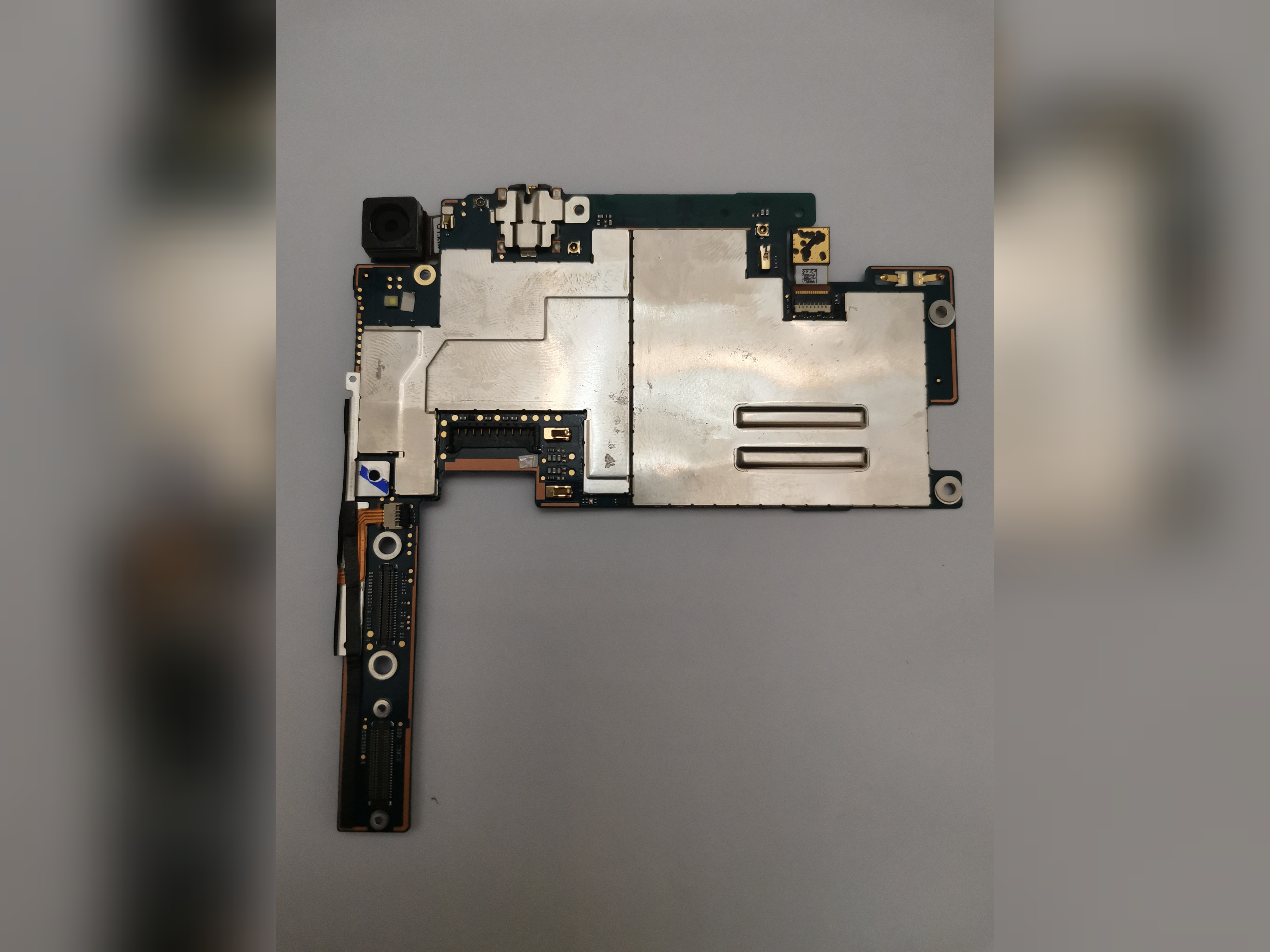 برد تبلت مدل HTC nexus 9 اصلی روکاری 32 گیگ wifi فقط برد بدون دوربین ها و فلت پاور_بعد از آپدیت روی آرم مانده است احتمالا نیاز به فلش و برنامه دارد با مسئولیت مشتری
