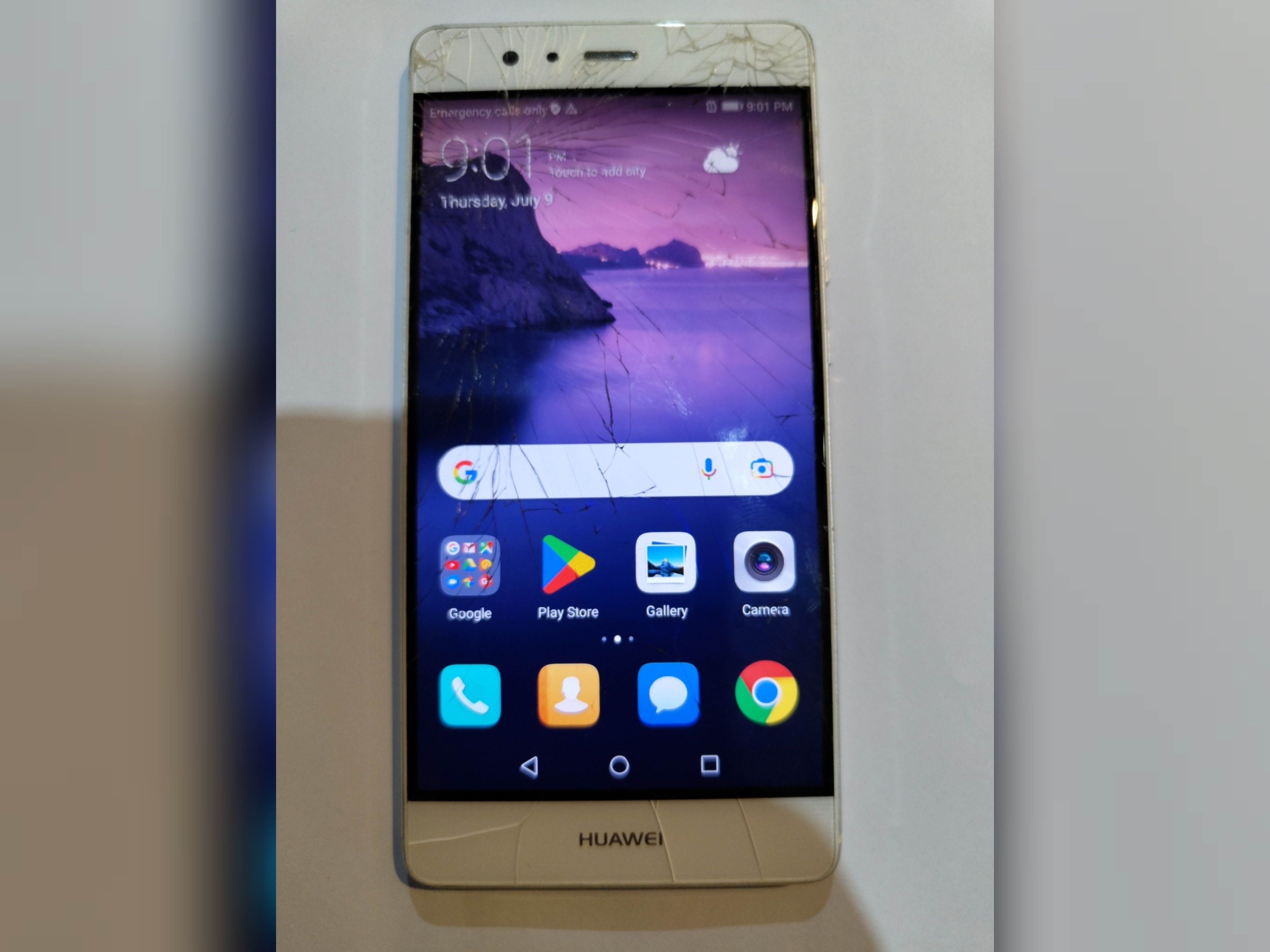 گوشی هواوی HUAWEI P9 رام 3 حافظه 32 در حد نو اندروید 7 بدون کارتن وضعیت ریجستری سفید و اوکی بدون کدبدون شارژ و کابل-گلس فنی روی ال سی دی شکسته خود ال سی دی کاملا سالم مطابق عکس