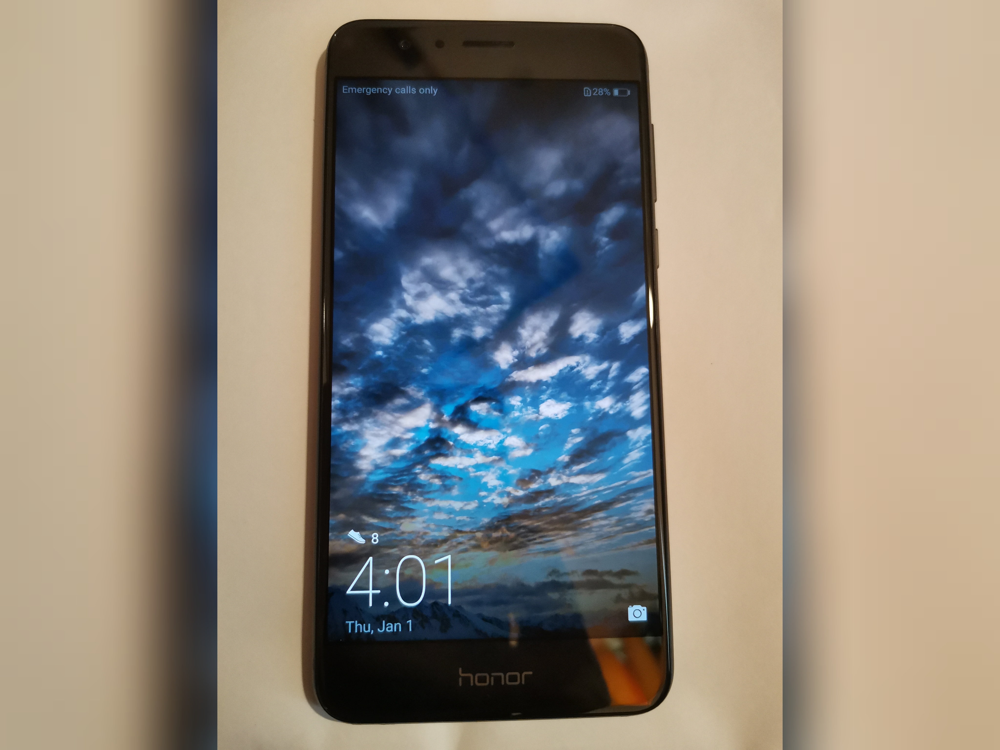 گوشی هواوی مدل HUAWEI HONOR 8 -FRD-L09 در حد اکبند با کد مالکیت فقط جعبه باز شده کلکسیونی رام4 حافظه 32 اندروید 7-طبق عکس بالای ال سی دی کمی لایت مشخص شده ایراد کارخانه ای -ال سی دی کاملا سالم-گوشی نو میباشد
