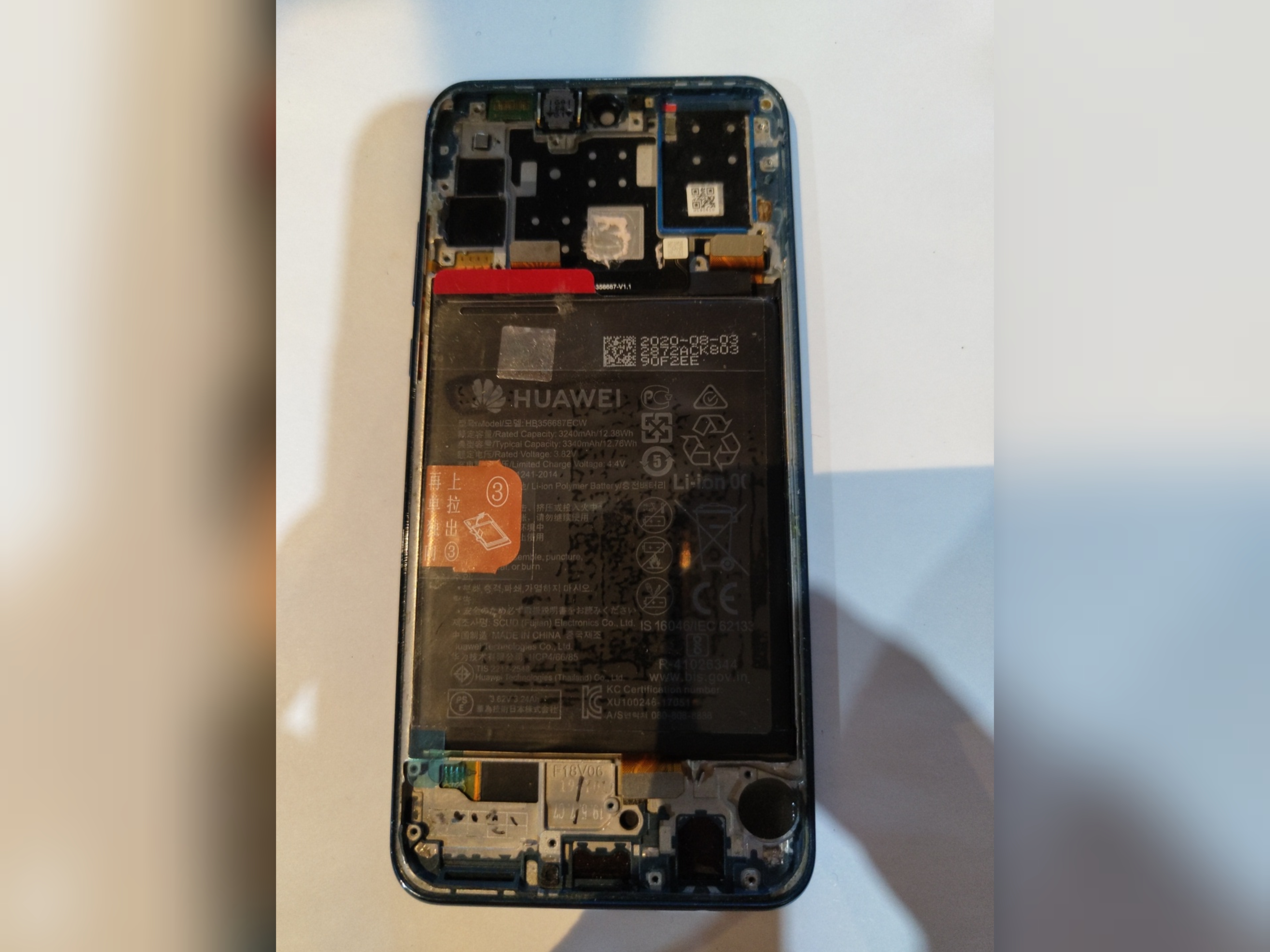 تاچ ال سی دی هوآوی P30 Lite اورجینال با فریم ابی و باطری مخصوص رام 4 اصلی روکاری مطابق عکس بک لایت در صفحه سفید مقدار کمی لک مشاهده میشود ال سی دی کاملا سالم عالی