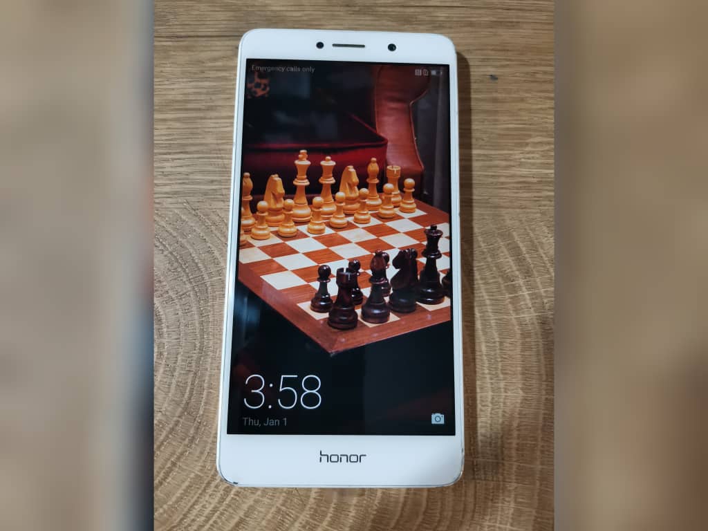 گوشی هانر مدل HONOR 6X رام 3 حافظه 32 سفید طلایی دست دوم بدون کارتن وضعیت سفید (عکس ها دیده شود گوشه های ال سی دی روی قاب کمی زدگی دارد ولی خود ال سی دی کاملا سالم)