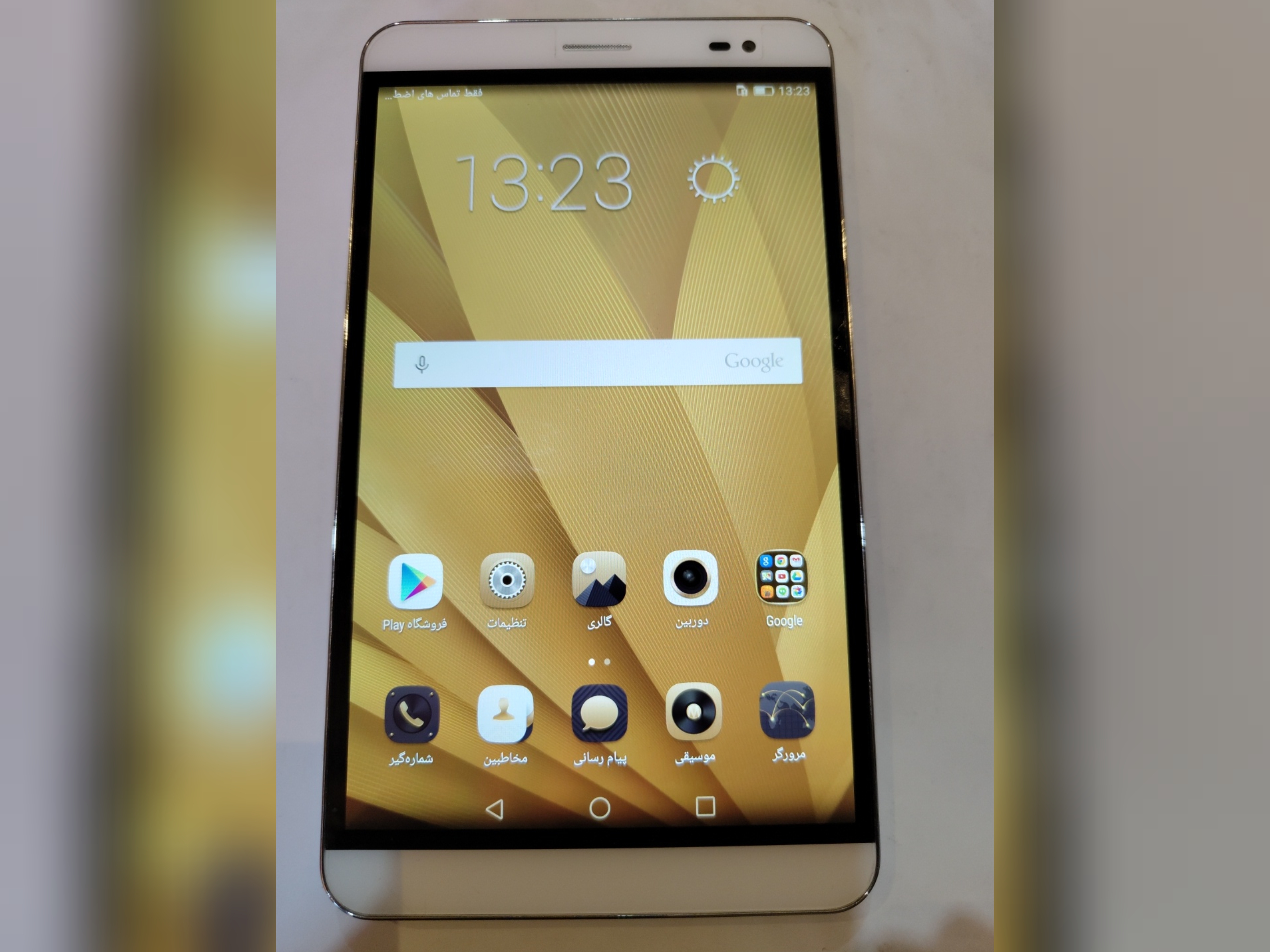 تبلت هواوی مدل  Huawei MediaPad X2. Model: GEM-701L رام 2 حافظه 16 اندروید 5 ریجستر شده وضعیت سفید بدون کد بدون کارتن نقره ای سفید-کابل شارژ موجود است-خط و خش خیلی جزیی درب پشت به علت در انبار بودن طولانی استفاده نشده
