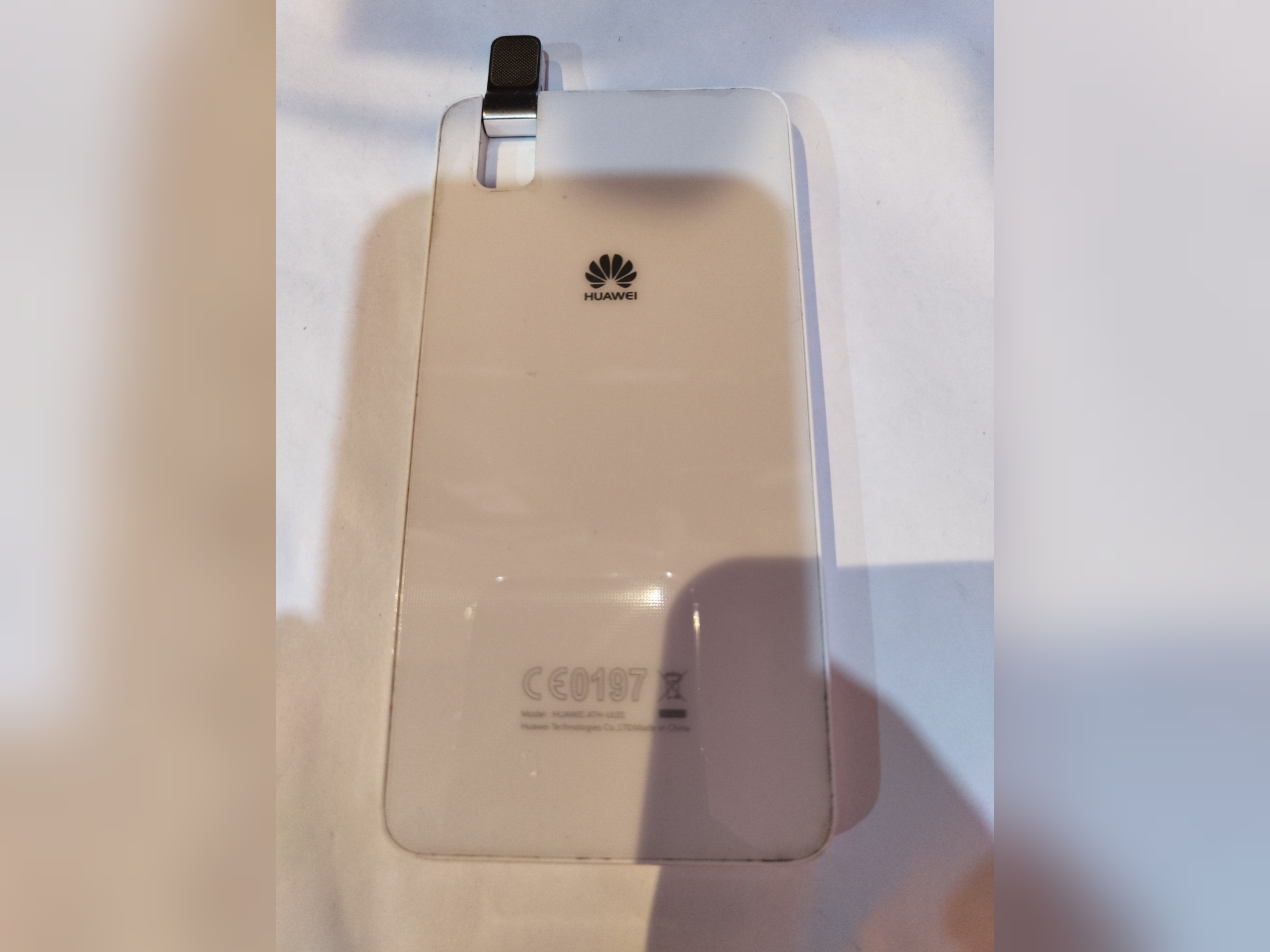 گوشی هواوی مدل    HUAWEI XSHOT رام 2 حافظه 16 کاملا نو سالم و تمیز سفید ریجستر شده وضعیت سفید بدون کد بدون کارتن با شارژر مطابق عکس یک هاله کوچک عکس دیده شود