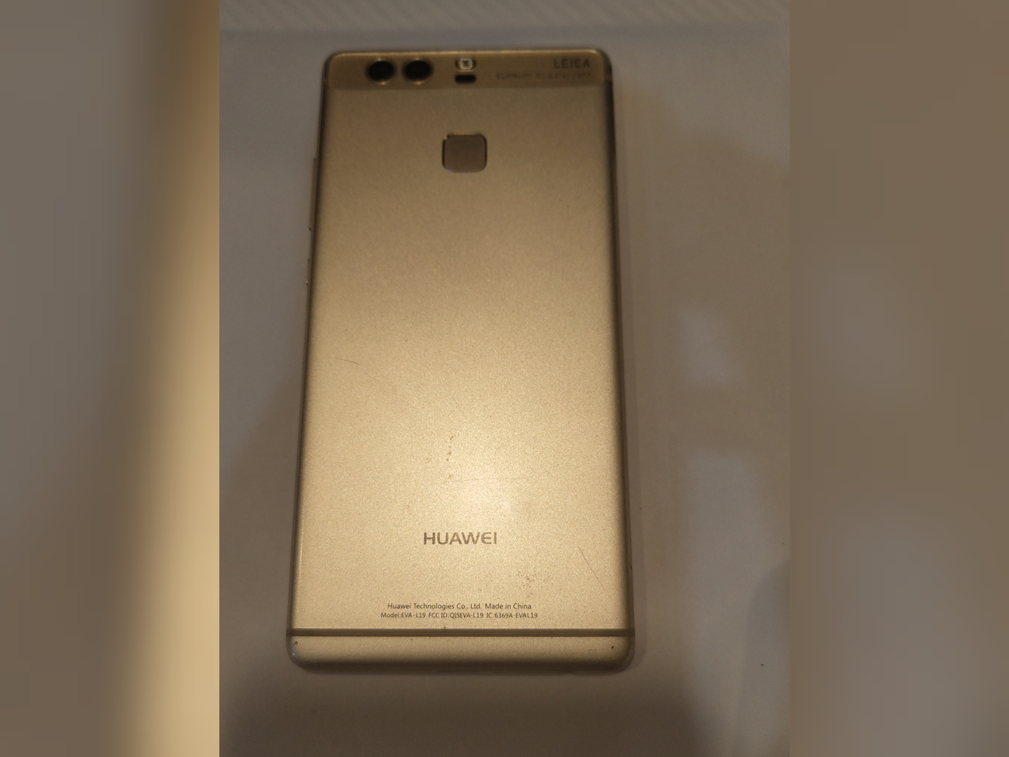 گوشی هواوی HUAWEI P9 رام 3 حافظه 32 در حد نو اندروید 7 بدون کارتن وضعیت ریجستری سفید و اوکی بدون کد بدون شارژ و کابل-گلس فنی روی ال سی دی ترک دارد خود ال سی دی کاملا سالم وبدون لوگو هواوی مطابق عکس