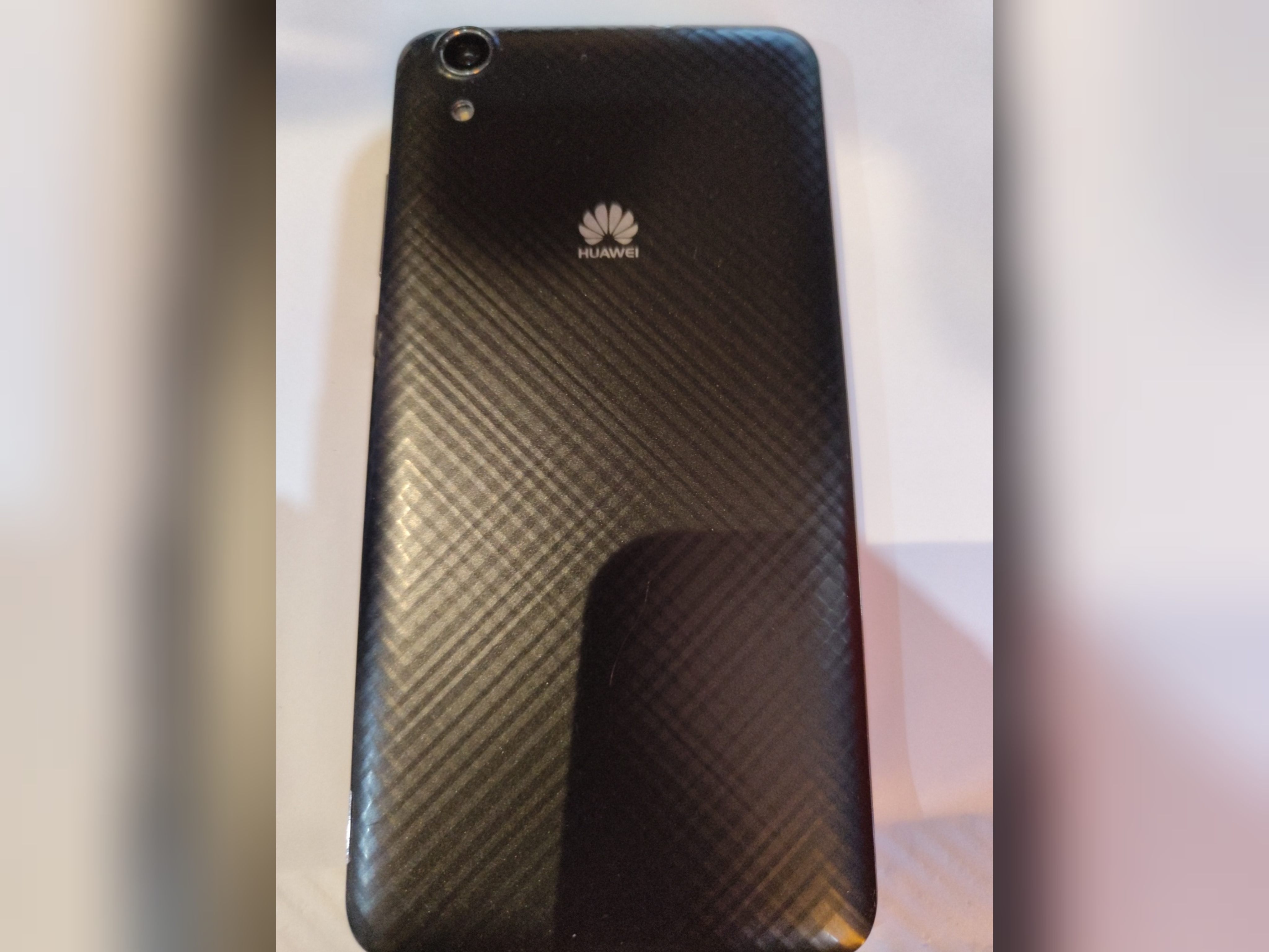گوشی هواوی مدل HUAWEI Y6-02 حافظه 16 رام 2 اندروید 6 ریجستر شده وضعیت سفید بدون کد- با کارتن مشکی در حد نو + کابل و شارژر و کارتن و گارد